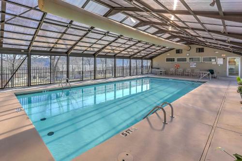 Resort-Style Condo with Grill Less Than 3 Mi to Lake!