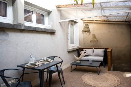 un salon avec un canapé et une table dans l'établissement L’Étage et son patio, à Ruelle-sur-Touvre