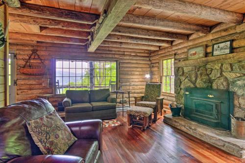 Et sittehjørne på Secluded Cabin with Porch on 39 Acres Ski and Hike