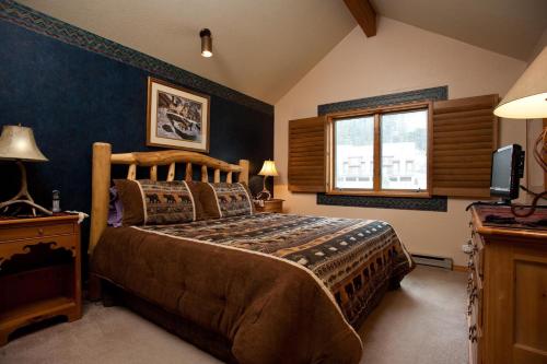 Un pat sau paturi într-o cameră la Cascade Village 352