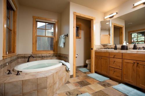 ein großes Badezimmer mit Badewanne und Waschbecken in der Unterkunft Black Bear 86 in Durango Mountain Resort