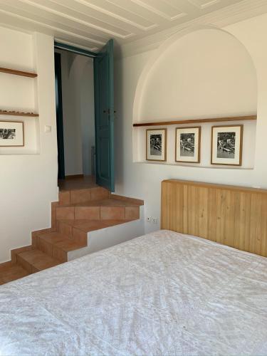 sypialnia z łóżkiem i schodami w obiekcie PATMOS Confidential w mieście Patmos