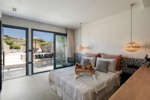 Un pat sau paturi într-o cameră la Delight Apartments suites