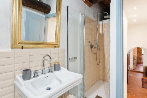 a bathroom with a sink and a shower at Medieval Charm - Vicopisano Cozy Apartment in Vicopisano