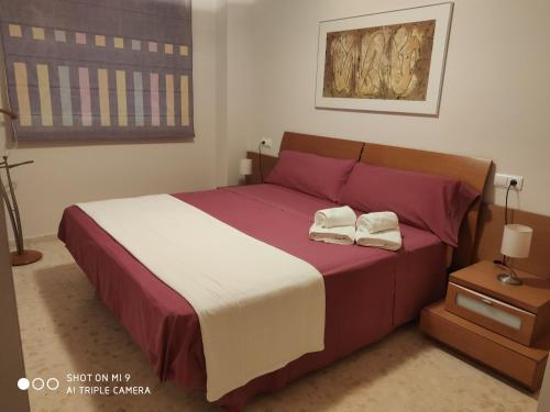 Una cama o camas en una habitación de APARTAMENTO CON TERRAZA, VISTAS AL MAR Y PISCINA
