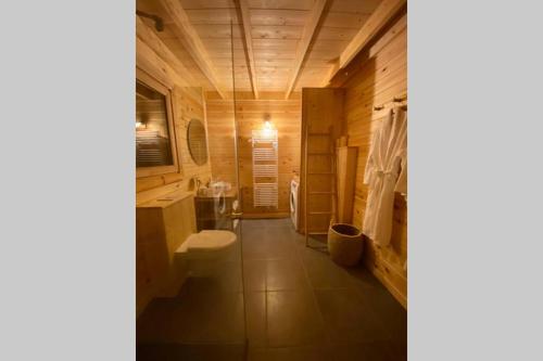 uma casa de banho com um WC e um lavatório em Chalet L'Élégance - SPA - Serviettes - Peignoirs - Lits faits - Ménage inclus em Rochesson