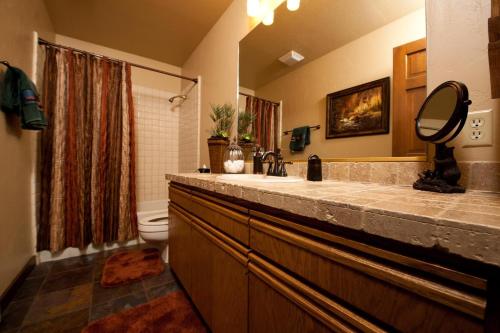 ein Badezimmer mit Waschbecken und Toilette in der Unterkunft Cascade Village 56 in Durango Mountain Resort