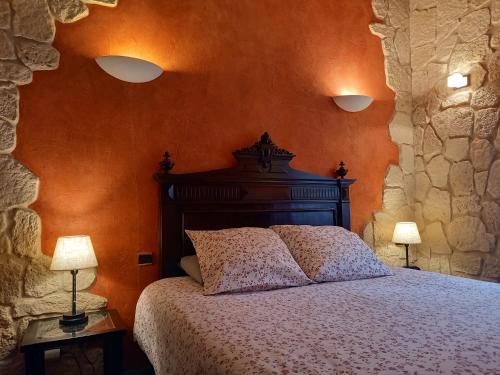 ein Schlafzimmer mit einem Bett und zwei Lampen an Tischen in der Unterkunft Résidence Royal Palmeraie in Aubagne