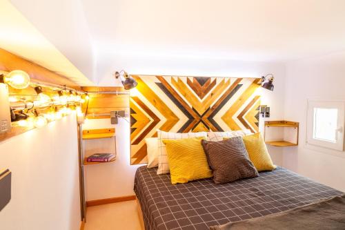 sypialnia z łóżkiem z żółtymi i brązowymi poduszkami w obiekcie Tarifa Cozy House - Tiny House w mieście Tarifa