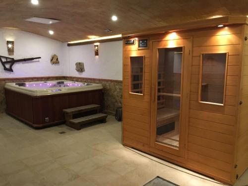 Un baño con bañera de hidromasaje en una habitación. en CASA CORRALON, en Grazalema