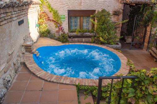 a swimming pool in the yard of a house at Apartamentos Capricho del Valle in Arroyo Frio