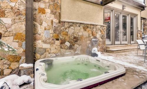 Ein Hund sitzt in einer Badewanne im Schnee in der Unterkunft 2030 Meadow Brook Lane Unit A in Vail