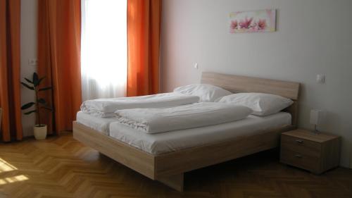 a bed with two pillows on it in a room at Appartements CHE in Vienna