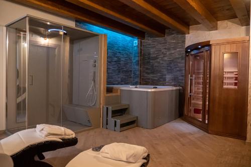 uma casa de banho com uma banheira, um lavatório e um chuveiro em Dimora Del Corso em Rotonda