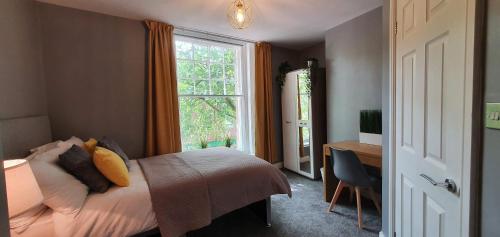 Katil atau katil-katil dalam bilik di Darwin Stays - Service Accommodation in Newcastle under Lyme City Centre