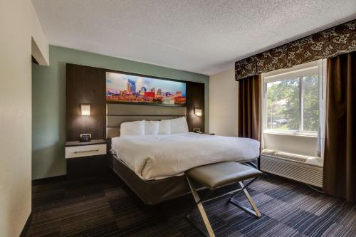 Giường trong phòng chung tại Club Hotel Nashville Inn & Suites