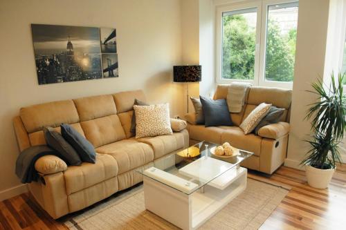 sala de estar con sofá y mesa en Silver Home, en Santiago de Compostela