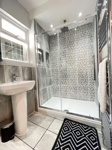 y baño con ducha y lavamanos. en Great located Victorian house with all amenities en Bristol