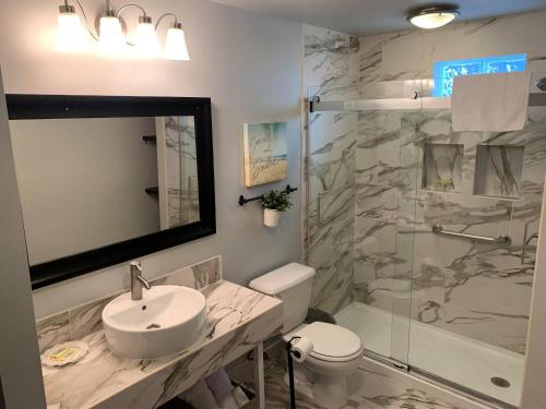 Ένα μπάνιο στο Ocean Manor 1100 Inn