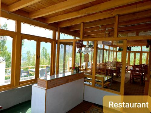 En restaurant eller et andet spisested på Tourist Cottage Hunza
