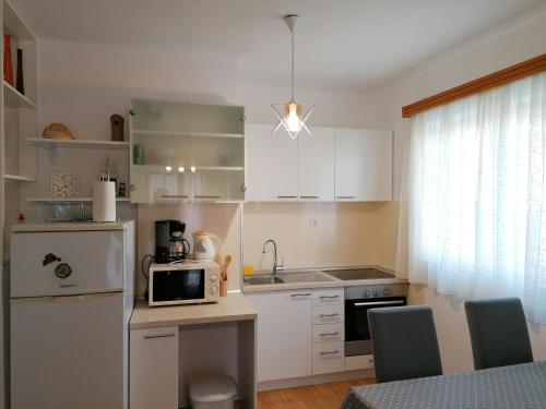 Una cocina o kitchenette en Apartment Jasenka