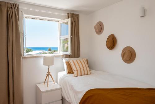 Un ou plusieurs lits dans un hébergement de l'établissement Beach villa with ocean view and rooftop cinema