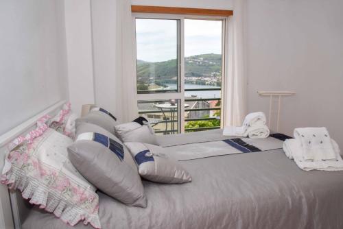 Uma cama ou camas num quarto em Janelas do Douro