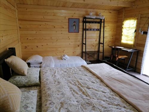 Edelweiss guesthouse, glamping and campingにあるベッド
