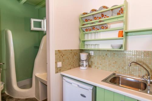 Η κουζίνα ή μικρή κουζίνα στο Παράθυρο στο Αιγαίο 2 - Small Suites