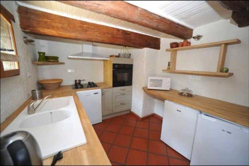 une cuisine avec un évier et un plan de travail dans l'établissement Charmant Mas tout équipé en pleine nature catalane, à Cases-de-Pène