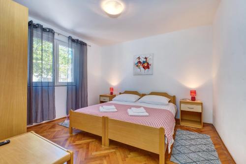 1 dormitorio con 1 cama con 2 toallas en Slavka en Mali Lošinj