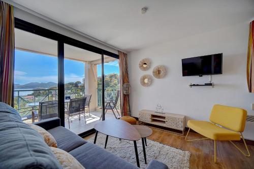 Upstays - 2 Rooms - Renovated - Pool - Parking