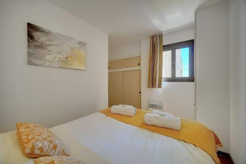 une chambre avec un lit avec deux serviettes dessus dans l'établissement IMMOGROOM - 2 Rooms - Renovated - Pool - Parking - Air conditioning -, à Cannes