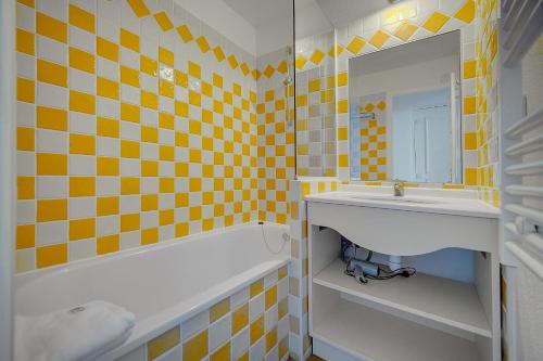 Upstays - 2 Rooms - Renovated - Pool - Parking