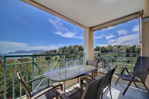 un balcon avec une table et des chaises et une vue dans l'établissement IMMOGROOM - 2 Rooms - Renovated - Pool - Parking - Air conditioning -, à Cannes