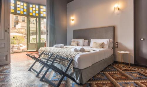 um quarto com uma cama grande e uma janela grande em You Stylish City Center Apartments em Barcelona