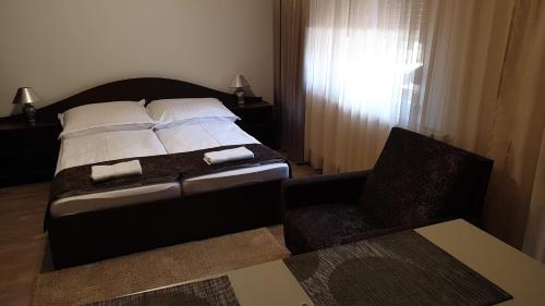 Un pat sau paturi într-o cameră la Keller Arany Apartmanok
