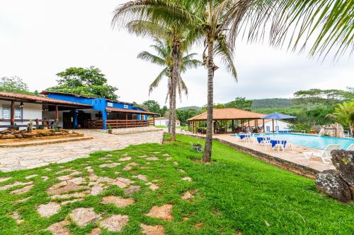 a resort with a swimming pool and palm trees at Hotel Fazenda Serra da Irara in Corumbá de Goiás