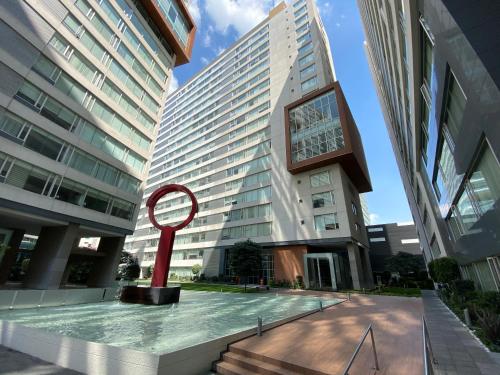 a large building with a red sculpture in front of it at Apartamento de 2 habitaciones junto al WTC in Mexico City