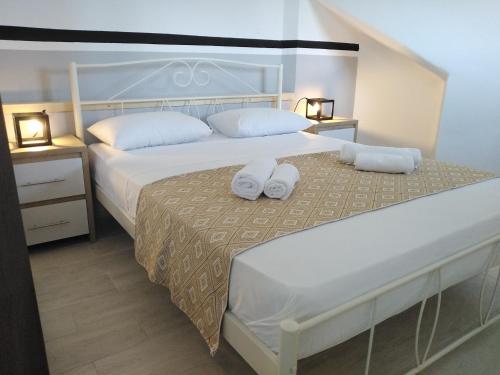 a bedroom with a bed with two towels on it at Apartment 2 for rent in Tzanata Kefalonia in Dhimisianáta