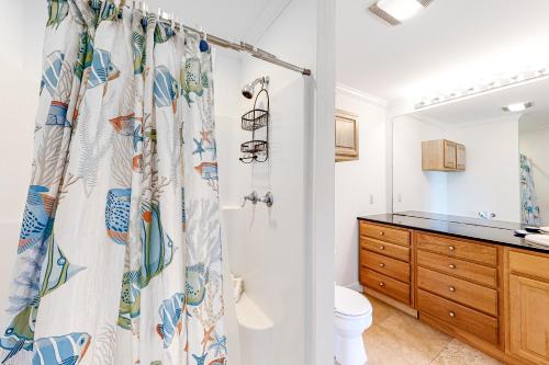 een badkamer met een douchegordijn en een wastafel bij Sandbag Castle in Orange Beach