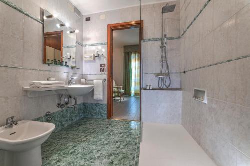e bagno con lavandino, servizi igienici e doccia. di Park Hotel Terme ad Abano Terme