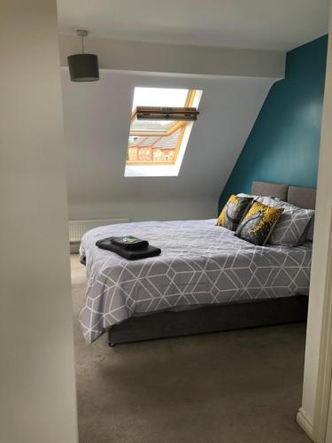 um quarto com uma cama e uma clarabóia em Spring House - Staycation - Perfect for Contractors & Families - 2 Parking Spaces em Dudley