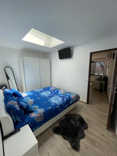 - une chambre avec un lit et une couette bleue dans l'établissement Apartman Gabrijela, à Opatija