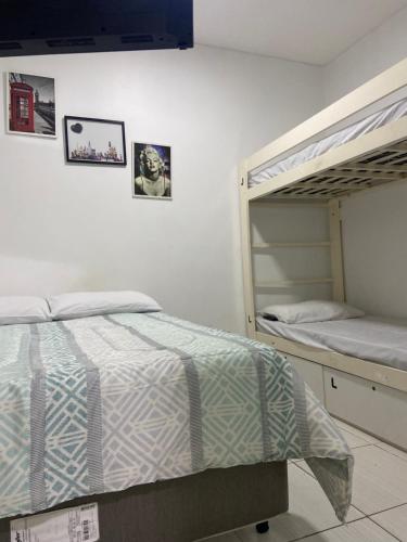 een slaapkamer met 2 stapelbedden en een nachtkastje bij Âncora Suítes Arraial do Cabo in Arraial do Cabo