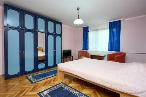 - une chambre avec un lit, une table et des chaises dans l'établissement Apartmani Stanojevic Sokobanja, à Sokobanja