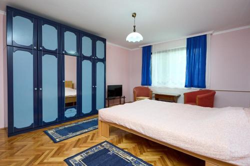 Un dormitorio con una cama y una mesa y sillas. en Apartmani Stanojevic Sokobanja, en Soko Banja