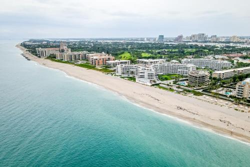 vistas aéreas a la playa y a los edificios en Palm Beach Hotel & Sunrise Cottage en Palm Beach