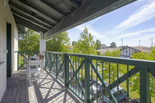 d'un balcon avec vue sur la cour. dans l'établissement Modern flat with three balconies in Biarritz - Welkeys, à Biarritz