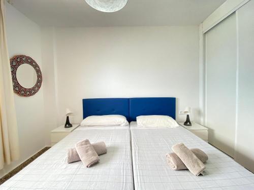 - une chambre avec un grand lit et 2 oreillers dans l'établissement Acapulco Playa 306 Apartments Casasol, à Nerja